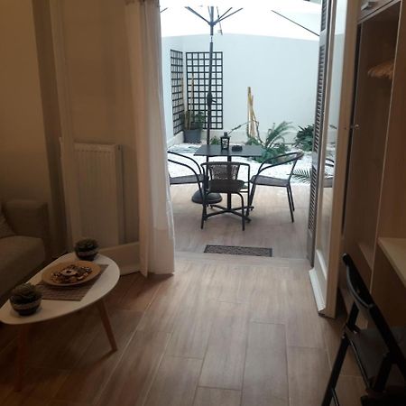 Studio Posh with garden in Kolonaki Athena Bagian luar foto