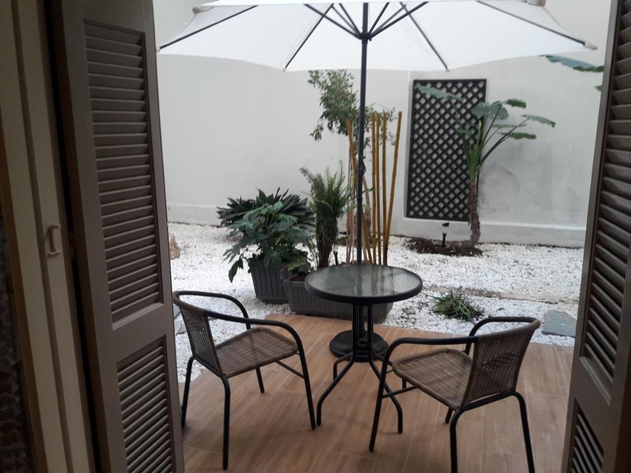 Studio Posh with garden in Kolonaki Athena Bagian luar foto