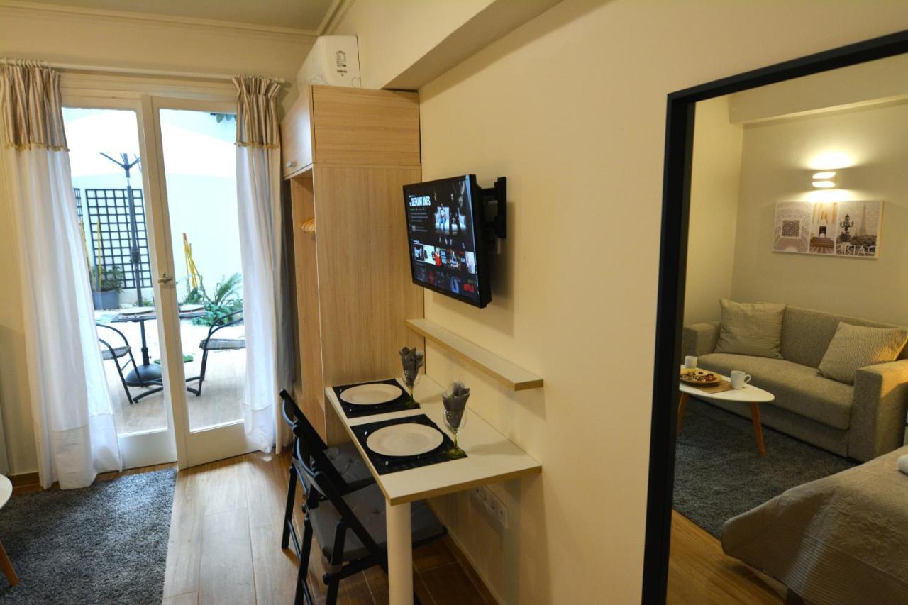 Studio Posh with garden in Kolonaki Athena Bagian luar foto